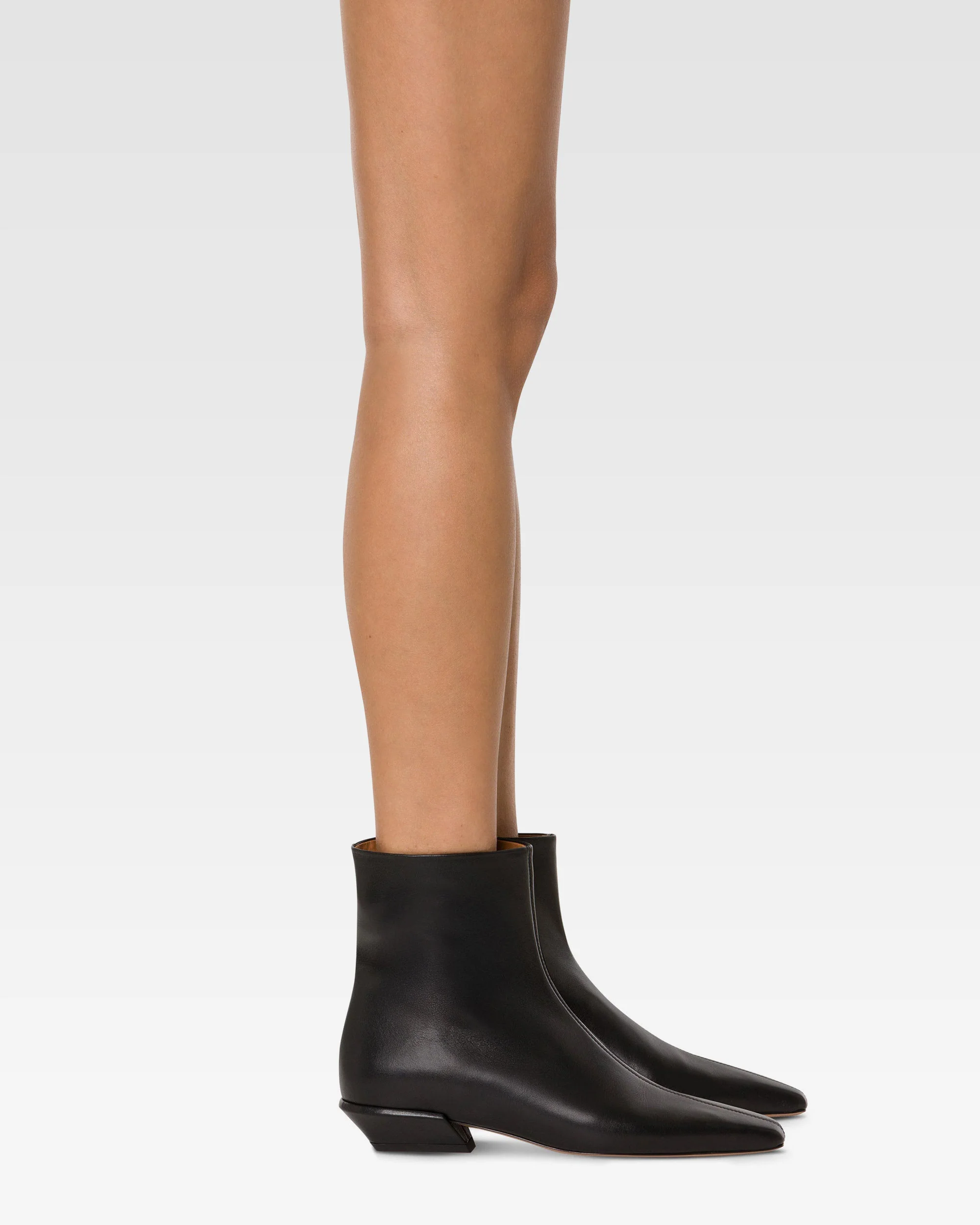 Boots in black leather - Image 6