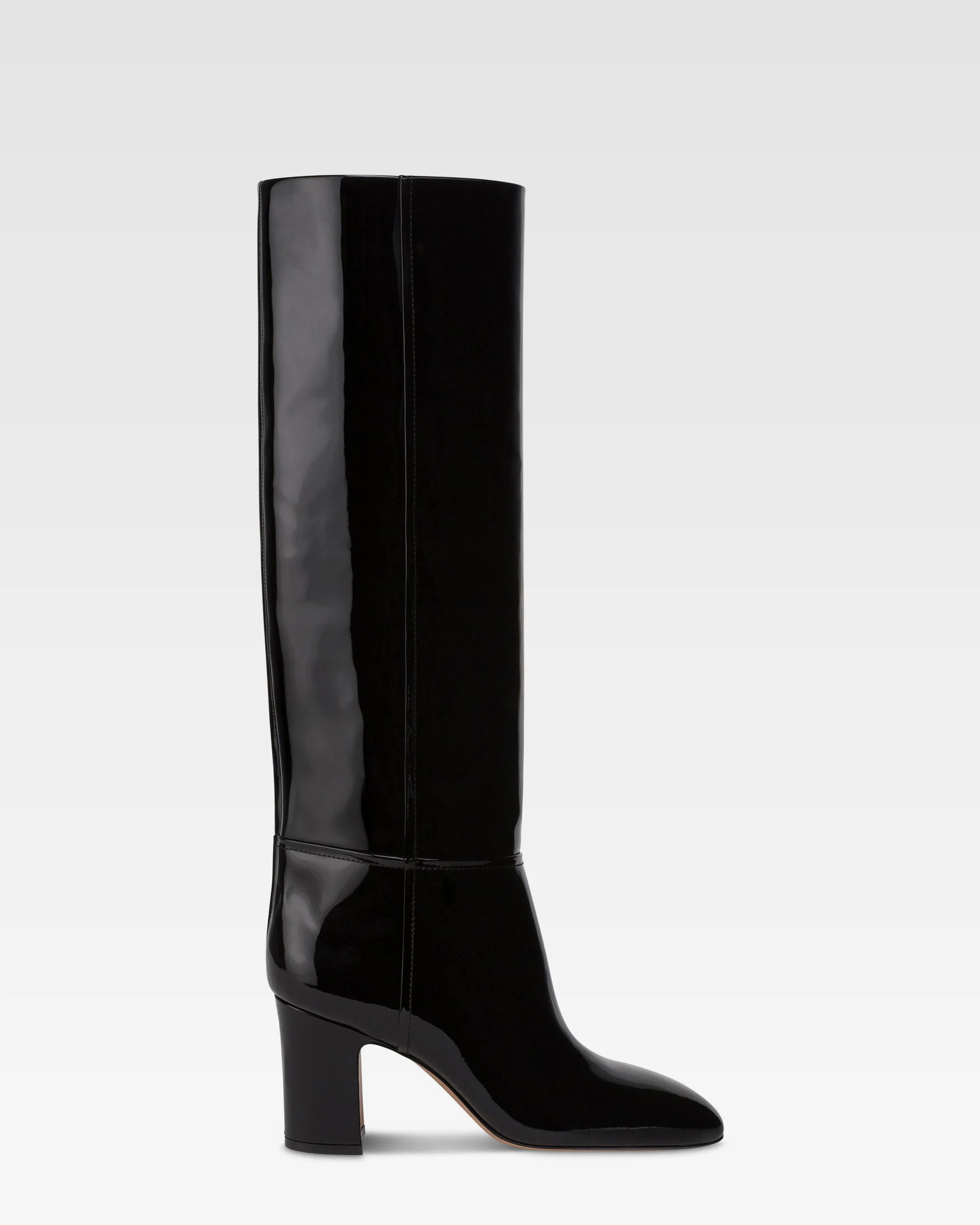 Boots in black patent leather.