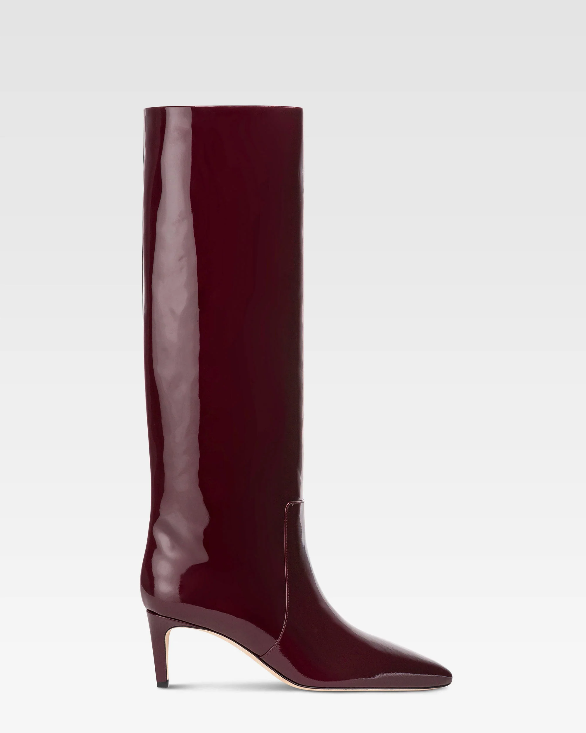 Boots in rouge noir patent leather.