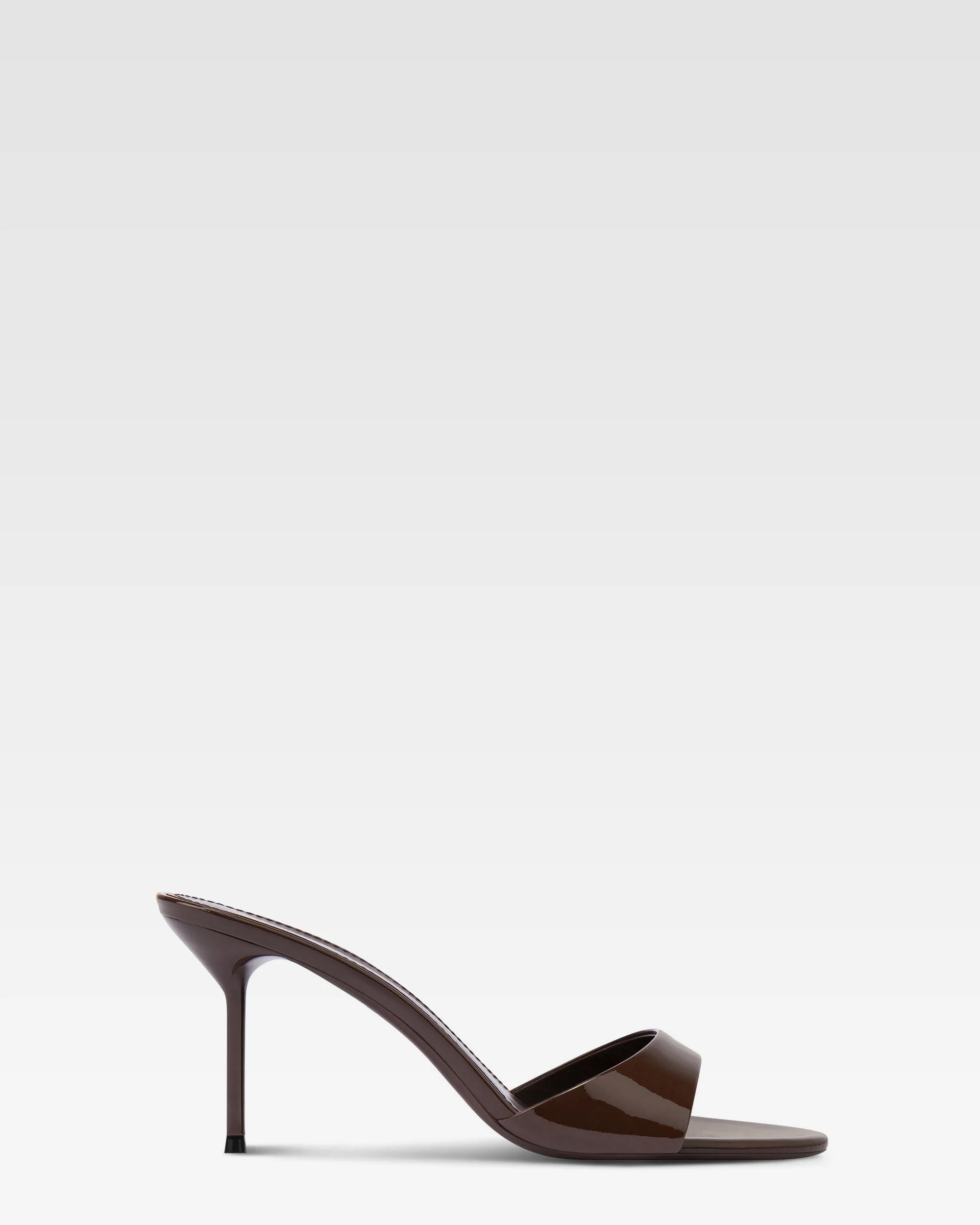 Mules in ebony patent leather