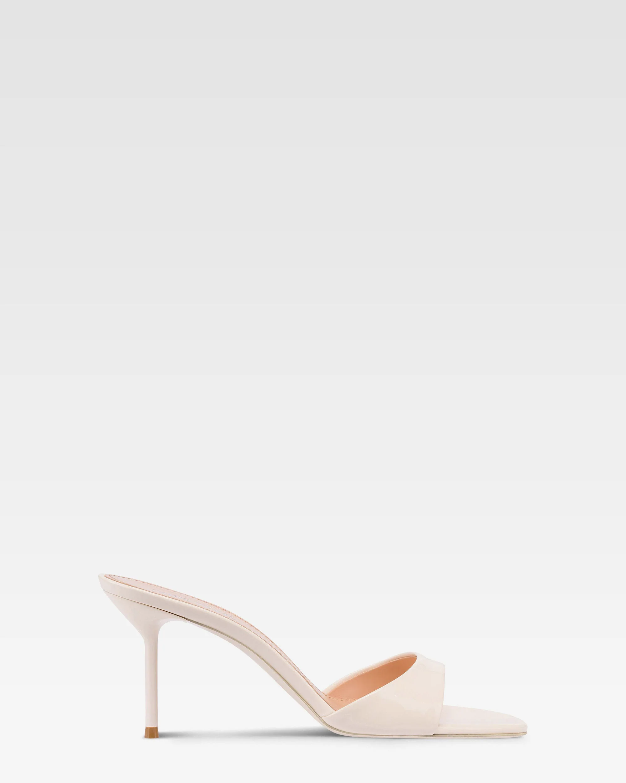 Mules in ivory patent leather