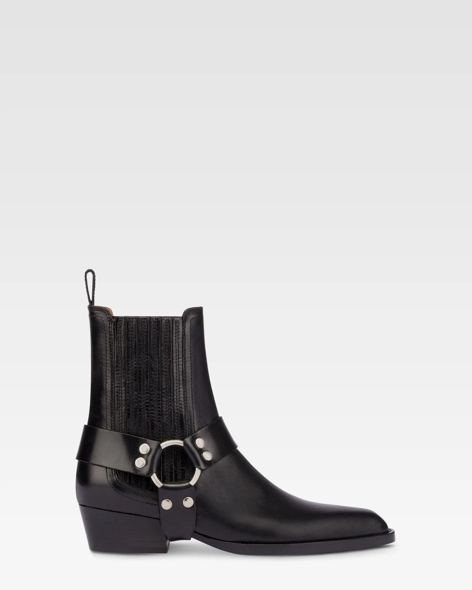 Pointed ankle boots in shiny black vintage leather