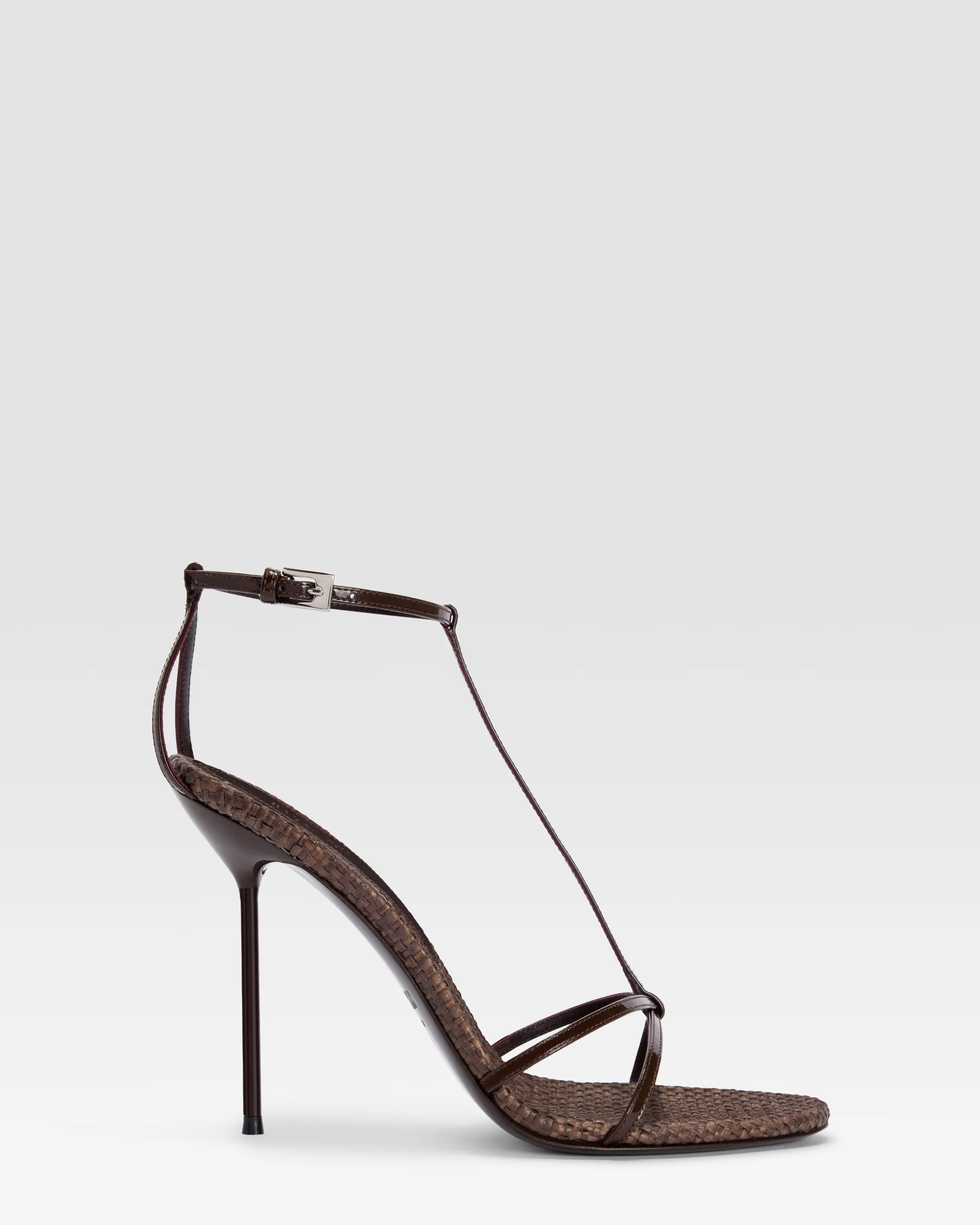 T-STRAP SANDAL IN PATENT LEATHER AND RAFFIA